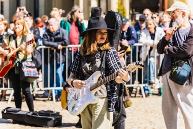 Wroclaw, Polonya - Mayıs 12023: Gitar Guinness Dünya Rekoru 2023 'te gitarlı katılımcılar, rekor 7967 gitarla pazar meydanında yenildi