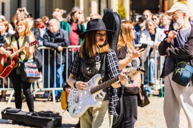 Wroclaw, Polonya - Mayıs 12023: Gitar Guinness Dünya Rekoru 2023 'te gitarlı katılımcılar, rekor 7967 gitarla pazar meydanında yenildi