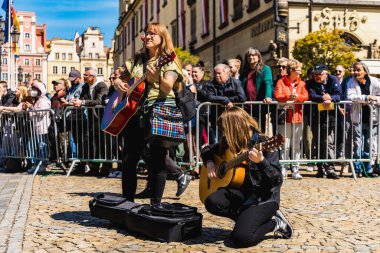 Wroclaw, Polonya - Mayıs 12023: Gitar Guinness Dünya Rekoru 2023 'te gitarlı katılımcılar, rekor 7967 gitarla pazar meydanında yenildi