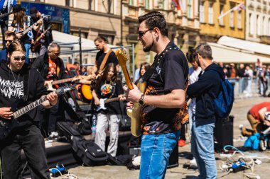 Wroclaw, Polonya - Mayıs 12023: Gitar Guinness Dünya Rekoru 2023 'te gitarlı katılımcılar, rekor 7967 gitarla pazar meydanında yenildi