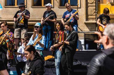Wroclaw, Polonya - Mayıs 12023: Gitar Guinness Dünya Rekoru 2023 'te gitarlı katılımcılar, rekor 7967 gitarla pazar meydanında yenildi