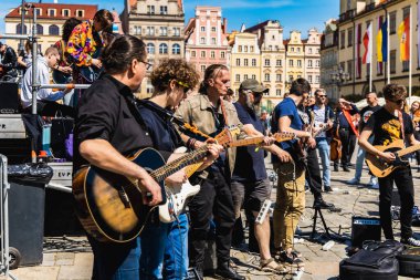 Wroclaw, Polonya - Mayıs 12023: Gitar Guinness Dünya Rekoru 2023 'te gitarlı katılımcılar, rekor 7967 gitarla pazar meydanında yenildi