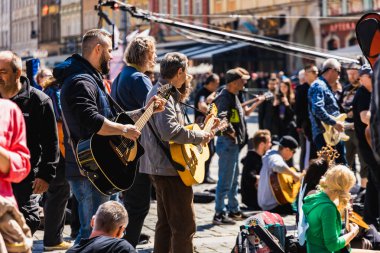 Wroclaw, Polonya - Mayıs 12023: Gitar Guinness Dünya Rekoru 2023 'te gitarlı katılımcılar, rekor 7967 gitarla pazar meydanında yenildi