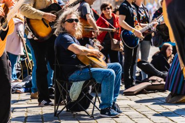 Wroclaw, Polonya - Mayıs 12023: Gitar Guinness Dünya Rekoru 2023 'te gitarlı katılımcılar, rekor 7967 gitarla pazar meydanında yenildi