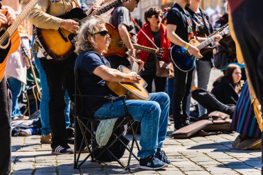 Wroclaw, Polonya - Mayıs 12023: Gitar Guinness Dünya Rekoru 2023 'te gitarlı katılımcılar, rekor 7967 gitarla pazar meydanında yenildi