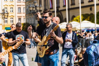 Wroclaw, Polonya - Mayıs 12023: Gitar Guinness Dünya Rekoru 2023 'te gitarlı katılımcılar, rekor 7967 gitarla pazar meydanında yenildi