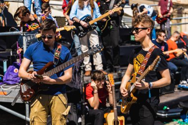 Wroclaw, Polonya - Mayıs 12023: Gitar Guinness Dünya Rekoru 2023 'te gitarlı katılımcılar, rekor 7967 gitarla pazar meydanında yenildi