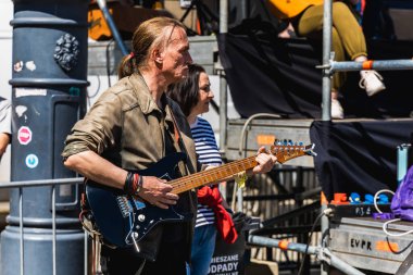 Wroclaw, Polonya - Mayıs 12023: Gitar Guinness Dünya Rekoru 2023 'te gitarlı katılımcılar, rekor 7967 gitarla pazar meydanında yenildi