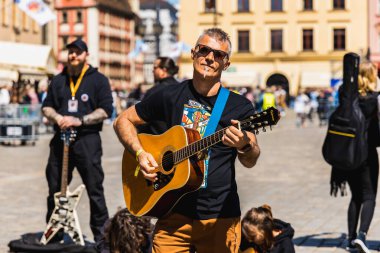 Wroclaw, Polonya - Mayıs 12023: Gitar Guinness Dünya Rekoru 2023 'te gitarlı katılımcılar, rekor 7967 gitarla pazar meydanında yenildi
