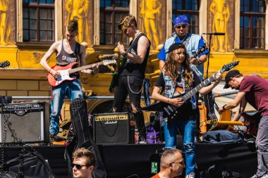 Wroclaw, Polonya - Mayıs 12023: Gitar Guinness Dünya Rekoru 2023 'te gitarlı katılımcılar, rekor 7967 gitarla pazar meydanında yenildi