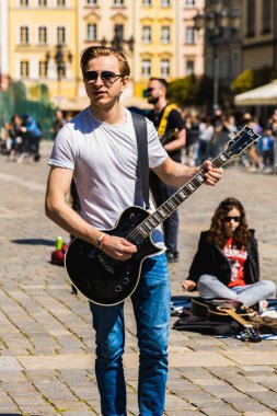 Wroclaw, Polonya - Mayıs 12023: Gitar Guinness Dünya Rekoru 2023 'te gitarlı katılımcılar, rekor 7967 gitarla pazar meydanında yenildi