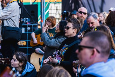 Wroclaw, Polonya - Mayıs 12023: Gitar Guinness Dünya Rekoru 2023 'te gitarlı katılımcılar, rekor 7967 gitarla pazar meydanında yenildi