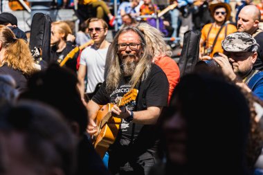 Wroclaw, Polonya - Mayıs 12023: Gitar Guinness Dünya Rekoru 2023 'te gitarlı katılımcılar, rekor 7967 gitarla pazar meydanında yenildi