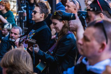 Wroclaw, Polonya - Mayıs 12023: Gitar Guinness Dünya Rekoru 2023 'te gitarlı katılımcılar, rekor 7967 gitarla pazar meydanında yenildi