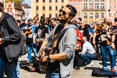 Wroclaw, Polonya - Mayıs 12023: Gitar Guinness Dünya Rekoru 2023 'te gitarlı katılımcılar, rekor 7967 gitarla pazar meydanında yenildi