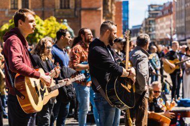 Wroclaw, Polonya - Mayıs 12023: Gitar Guinness Dünya Rekoru 2023 'te gitarlı katılımcılar, rekor 7967 gitarla pazar meydanında yenildi