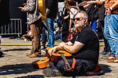 Wroclaw, Polonya - Mayıs 12023: Gitar Guinness Dünya Rekoru 2023 'te gitarlı katılımcılar, rekor 7967 gitarla pazar meydanında yenildi