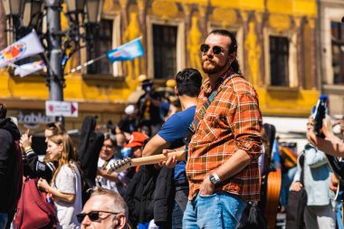 Wroclaw, Polonya - Mayıs 12023: Gitar Guinness Dünya Rekoru 2023 'te gitarlı katılımcılar, rekor 7967 gitarla pazar meydanında yenildi