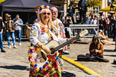 Wroclaw, Polonya - Mayıs 12023: Gitar Guinness Dünya Rekoru 2023 'te gitarlı katılımcılar, rekor 7967 gitarla pazar meydanında yenildi