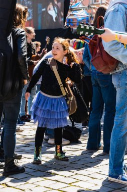 Wroclaw, Polonya - Mayıs 12023: Gitar Guinness Dünya Rekoru 2023 'te gitarlı katılımcılar, rekor 7967 gitarla pazar meydanında yenildi