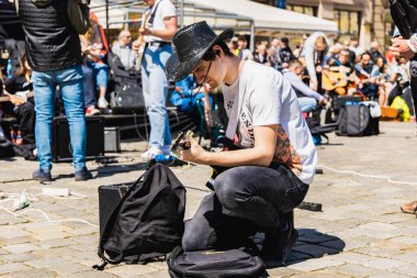 Wroclaw, Polonya - Mayıs 12023: Gitar Guinness Dünya Rekoru 2023 'te gitarlı katılımcılar, rekor 7967 gitarla pazar meydanında yenildi