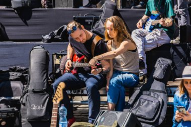 Wroclaw, Polonya - Mayıs 12023: Gitar Guinness Dünya Rekoru 2023 'te gitarlı katılımcılar, rekor 7967 gitarla pazar meydanında yenildi