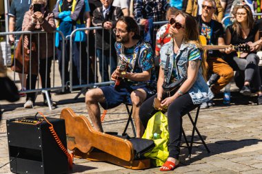 Wroclaw, Polonya - Mayıs 12023: Gitar Guinness Dünya Rekoru 2023 'te gitarlı katılımcılar, rekor 7967 gitarla pazar meydanında yenildi