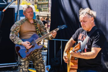 Wroclaw, Polonya - Mayıs 12023: Gitar Guinness Dünya Rekoru 2023 'te gitarlı katılımcılar, rekor 7967 gitarla pazar meydanında yenildi