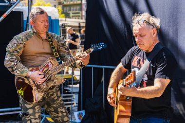 Wroclaw, Polonya - Mayıs 12023: Gitar Guinness Dünya Rekoru 2023 'te gitarlı katılımcılar, rekor 7967 gitarla pazar meydanında yenildi