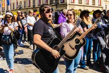 Wroclaw, Polonya - Mayıs 12023: Gitar Guinness Dünya Rekoru 2023 'te gitarlı katılımcılar, rekor 7967 gitarla pazar meydanında yenildi