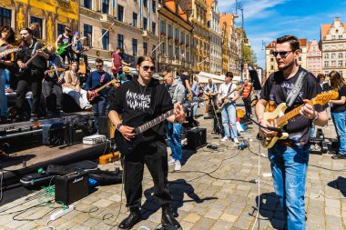 Wroclaw, Polonya - Mayıs 12023: Gitar Guinness Dünya Rekoru 2023 'te gitarlı katılımcılar, rekor 7967 gitarla pazar meydanında yenildi