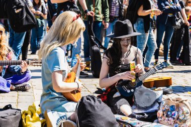 Wroclaw, Polonya - Mayıs 12023: Gitar Guinness Dünya Rekoru 2023 'te gitarlı katılımcılar, rekor 7967 gitarla pazar meydanında yenildi