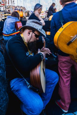 Wroclaw, Polonya - Mayıs 12023: Gitar Guinness Dünya Rekoru 2023 'te gitarlı katılımcılar, rekor 7967 gitarla pazar meydanında yenildi