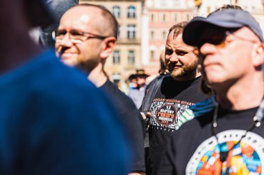 Wroclaw, Polonya - Mayıs 12023: Gitar Guinness Dünya Rekoru 2023 'te gitarlı katılımcılar, rekor 7967 gitarla pazar meydanında yenildi