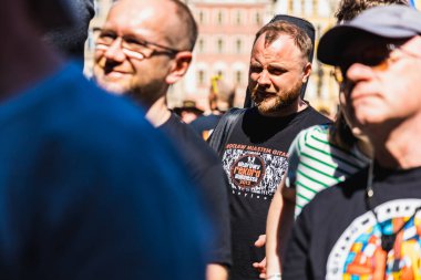 Wroclaw, Polonya - Mayıs 12023: Gitar Guinness Dünya Rekoru 2023 'te gitarlı katılımcılar, rekor 7967 gitarla pazar meydanında yenildi