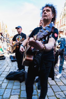 Wroclaw, Polonya - Mayıs 12023: Gitar Guinness Dünya Rekoru 2023 'te gitarlı katılımcılar, rekor 7967 gitarla pazar meydanında yenildi