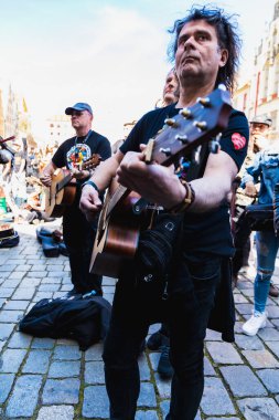 Wroclaw, Polonya - Mayıs 12023: Gitar Guinness Dünya Rekoru 2023 'te gitarlı katılımcılar, rekor 7967 gitarla pazar meydanında yenildi