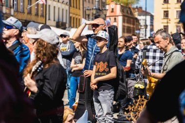 Wroclaw, Polonya - Mayıs 12023: Gitar Guinness Dünya Rekoru 2023 'te gitarlı katılımcılar, rekor 7967 gitarla pazar meydanında yenildi