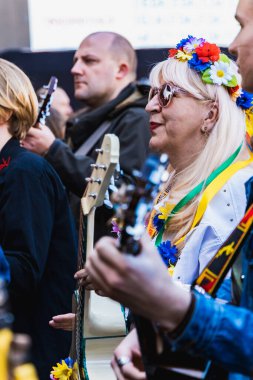 Wroclaw, Polonya - Mayıs 12023: Gitar Guinness Dünya Rekoru 2023 'te gitarlı katılımcılar, rekor 7967 gitarla pazar meydanında yenildi