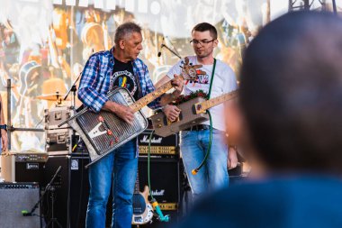 Wroclaw, Polonya - Mayıs 12023: Gitar Guinness Dünya Rekoru 2023 'te gitarlı katılımcılar, rekor 7967 gitarla pazar meydanında yenildi