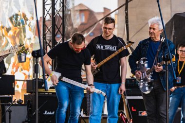 Wroclaw, Polonya - Mayıs 12023: Gitar Guinness Dünya Rekoru 2023 'te gitarlı katılımcılar, rekor 7967 gitarla pazar meydanında yenildi