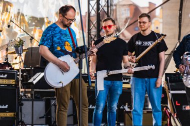 Wroclaw, Polonya - Mayıs 12023: Gitar Guinness Dünya Rekoru 2023 'te gitarlı katılımcılar, rekor 7967 gitarla pazar meydanında yenildi