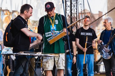 Wroclaw, Polonya - Mayıs 12023: Gitar Guinness Dünya Rekoru 2023 'te gitarlı katılımcılar, rekor 7967 gitarla pazar meydanında yenildi