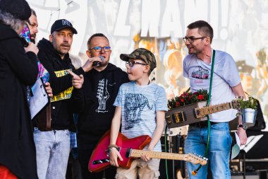 Wroclaw, Polonya - Mayıs 12023: Gitar Guinness Dünya Rekoru 2023 'te gitarlı katılımcılar, rekor 7967 gitarla pazar meydanında yenildi