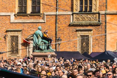 Wroclaw, Polonya - Mayıs 12023: Gitar Guinness Dünya Rekoru 2023 'te gitarlı katılımcılar, rekor 7967 gitarla pazar meydanında yenildi