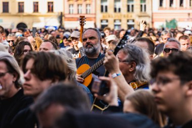 Wroclaw, Polonya - Mayıs 12023: Gitar Guinness Dünya Rekoru 2023 'te gitarlı katılımcılar, rekor 7967 gitarla pazar meydanında yenildi