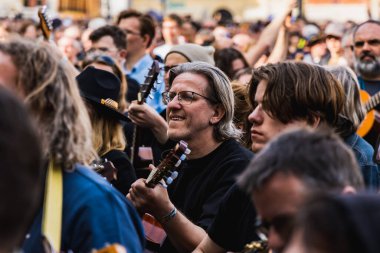 Wroclaw, Polonya - Mayıs 12023: Gitar Guinness Dünya Rekoru 2023 'te gitarlı katılımcılar, rekor 7967 gitarla pazar meydanında yenildi