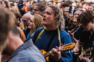 Wroclaw, Polonya - Mayıs 12023: Gitar Guinness Dünya Rekoru 2023 'te gitarlı katılımcılar, rekor 7967 gitarla pazar meydanında yenildi