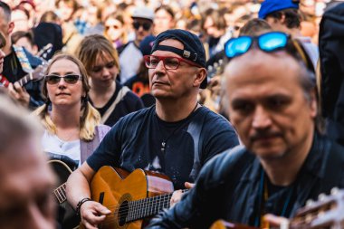 Wroclaw, Polonya - Mayıs 12023: Gitar Guinness Dünya Rekoru 2023 'te gitarlı katılımcılar, rekor 7967 gitarla pazar meydanında yenildi