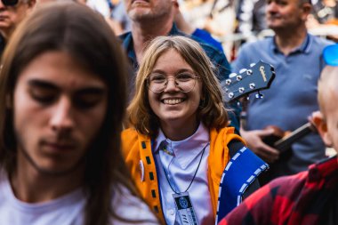 Wroclaw, Polonya - Mayıs 12023: Gitar Guinness Dünya Rekoru 2023 'te gitarlı katılımcılar, rekor 7967 gitarla pazar meydanında yenildi